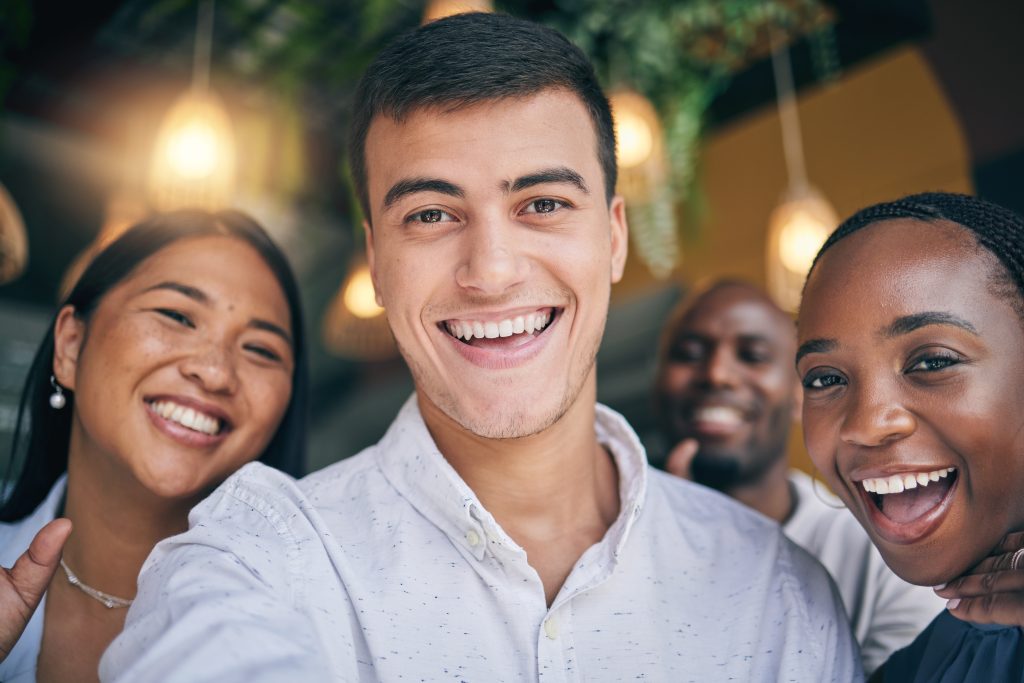 Cómo lograr una sonrisa natural con coronas dentales