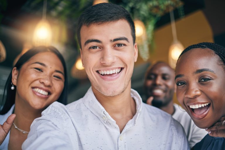 Cómo lograr una sonrisa natural con coronas dentales