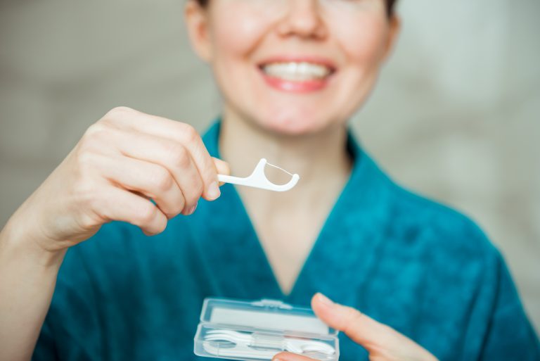 como limpiar los brackets transparentes